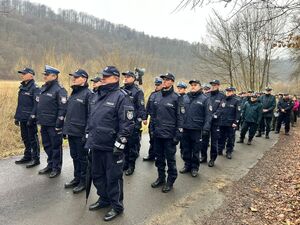 funkcjonariusze służb mundurowych idą procesją drogi krzyżowej