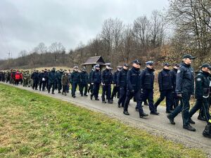 funkcjonariusze służb mundurowych idą procesją drogi krzyżowej