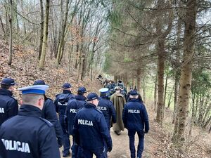funkcjonariusze służb mundurowych idą procesją drogi krzyżowej