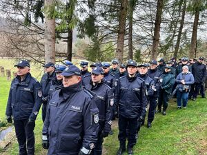 funkcjonariusze służb mundurowych idą procesją drogi krzyżowej
