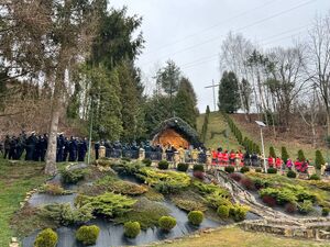 funkcjonariusze służb mundurowych idą procesją drogi krzyżowej