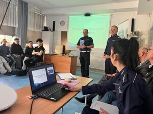 debata policjantów z młodzieżą w liceum ogólnokształcącym