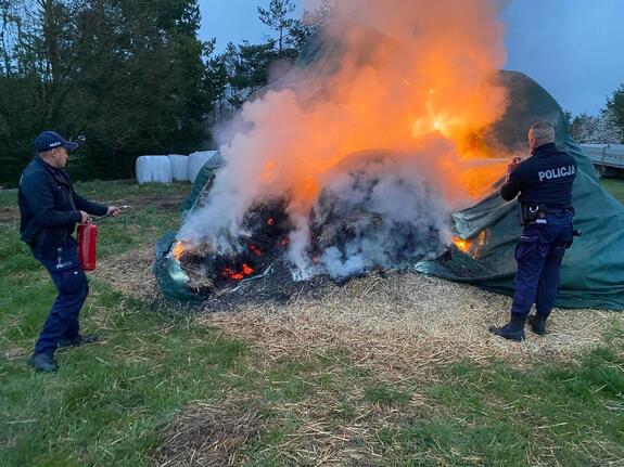 policjanci próbują opanować pożar