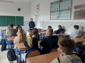 policjantka prowadzi pogadankę z młodzieżą