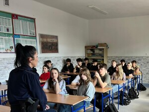 policjantka prowadzi pogadankę z młodzieżą