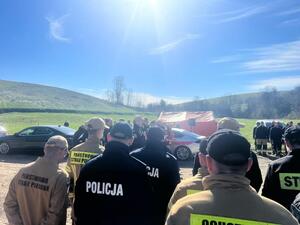 policjanci na quadach biorą udział w ćwiczeniach straży pożarnej