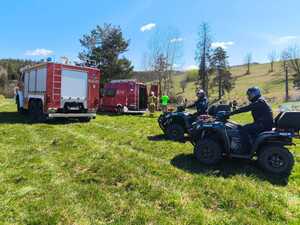 policjanci na quadach biorą udział w ćwiczeniach straży pożarnej