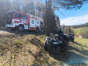 policjanci na quadach biorą udział w ćwiczeniach straży pożarnej