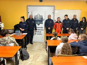 dzieci z powiatu leskiego biorą udział w turnieju wiedzy o ruchu drogowym