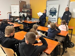 dzieci z powiatu leskiego biorą udział w turnieju wiedzy o ruchu drogowym