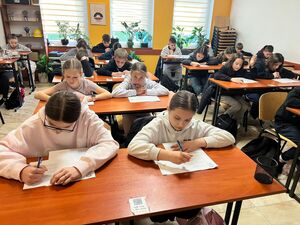 dzieci z powiatu leskiego biorą udział w turnieju wiedzy o ruchu drogowym