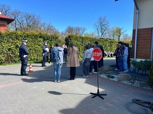 dzieci z powiatu leskiego biorą udział w turnieju wiedzy o ruchu drogowym