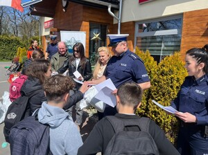 dzieci z powiatu leskiego biorą udział w turnieju wiedzy o ruchu drogowym