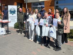 dzieci z powiatu leskiego biorą udział w turnieju wiedzy o ruchu drogowym