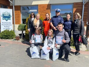 dzieci z powiatu leskiego biorą udział w turnieju wiedzy o ruchu drogowym