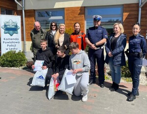 dzieci z powiatu leskiego biorą udział w turnieju wiedzy o ruchu drogowym
