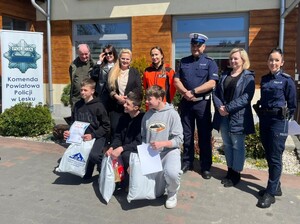 dzieci z powiatu leskiego biorą udział w turnieju wiedzy o ruchu drogowym