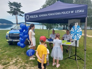 Policjanci wspólnie z WOPR przypominali o bezpieczeństwie nad Jeziorem Solińskim