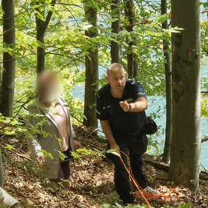 Turystka zsunęła się ze skarpy i zawisła nad urwiskiem jeziora. Pomogli policjanci z Polańczyka.