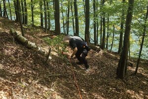 Turystka zsunęła się ze skarpy i zawisła nad urwiskiem jeziora. Pomogli policjanci z Polańczyka.